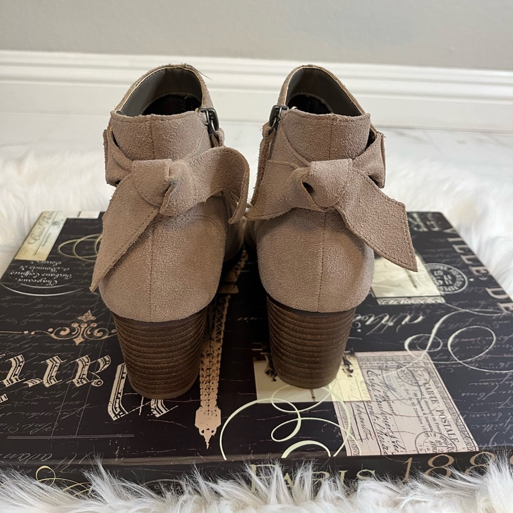 Sole Society, suede, tie back ankle boots. Size 8